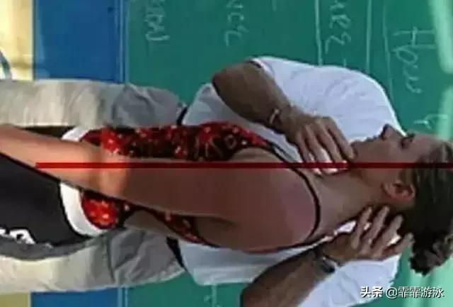 仰泳老是呛水是怎么回事啊,仰泳时鼻子呼气也呛水