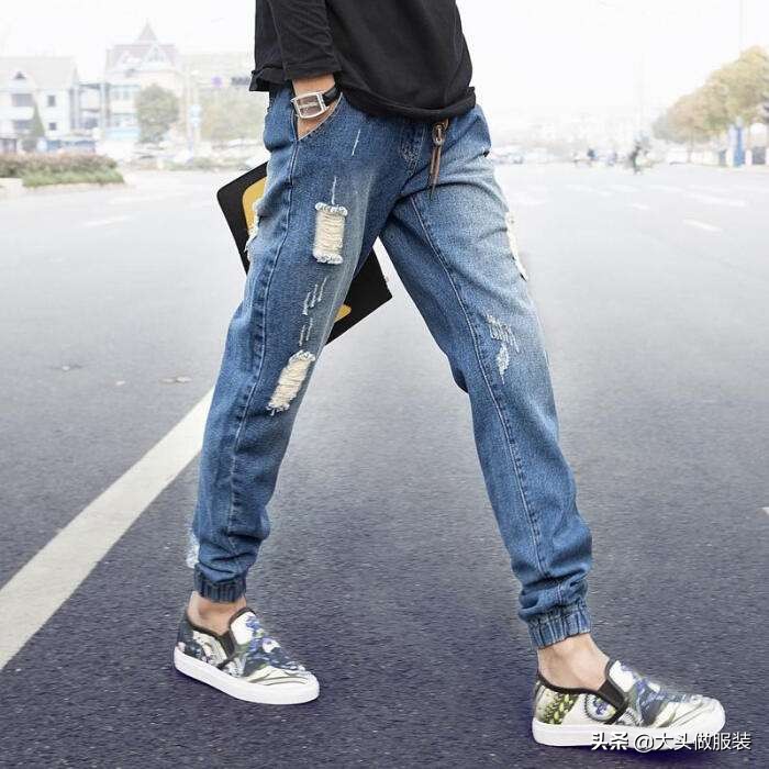 白色牛仔裤子有血渍怎么洗,牛仔裤上的血渍用热水洗还能洗吗