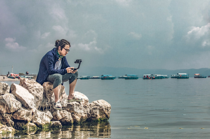 在高山湖泊边拍摄的风景照片湖底,绝美天池风光摄影照片