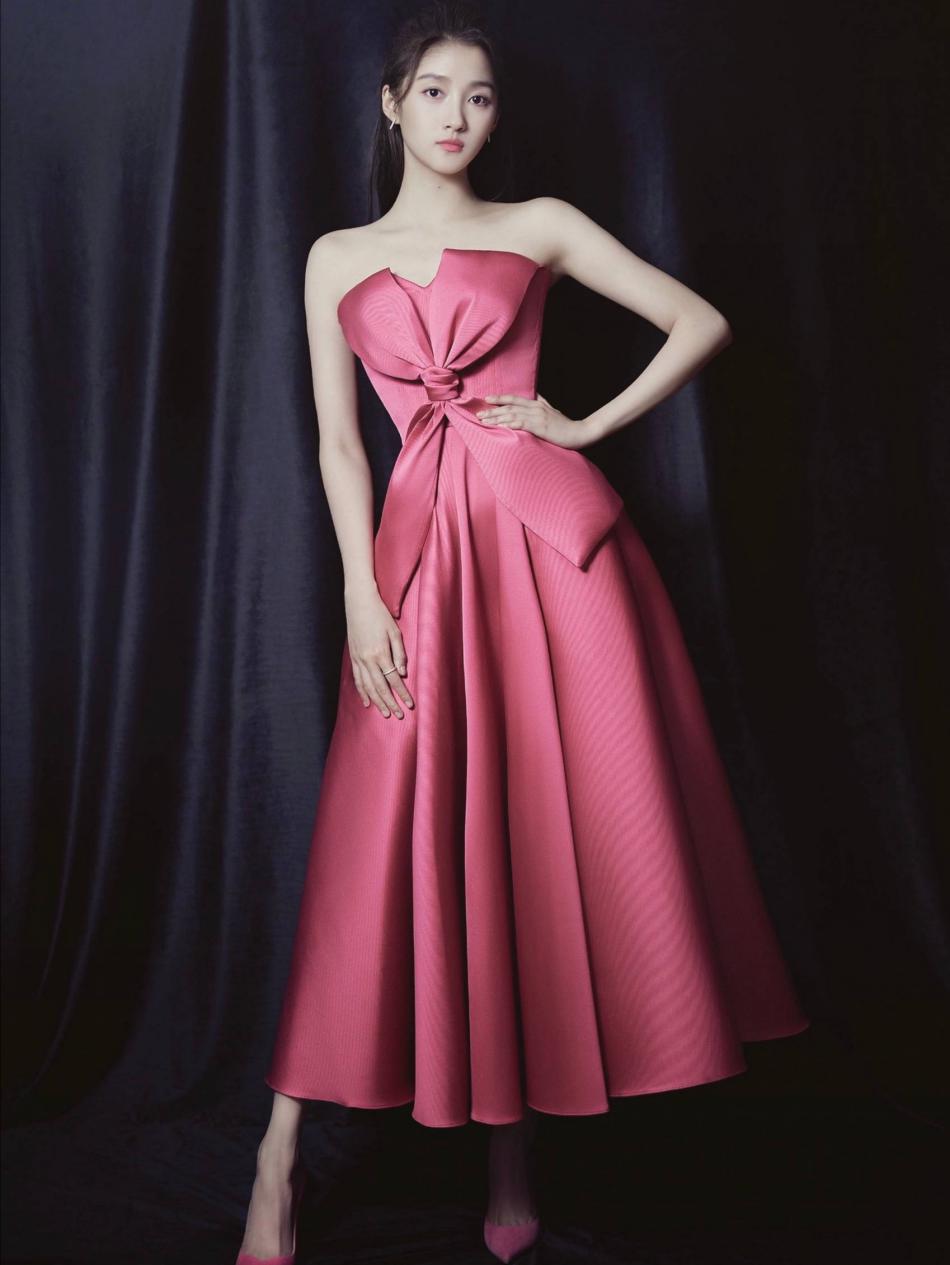 原来关晓彤也有傲人身材,关晓彤恋爱3年