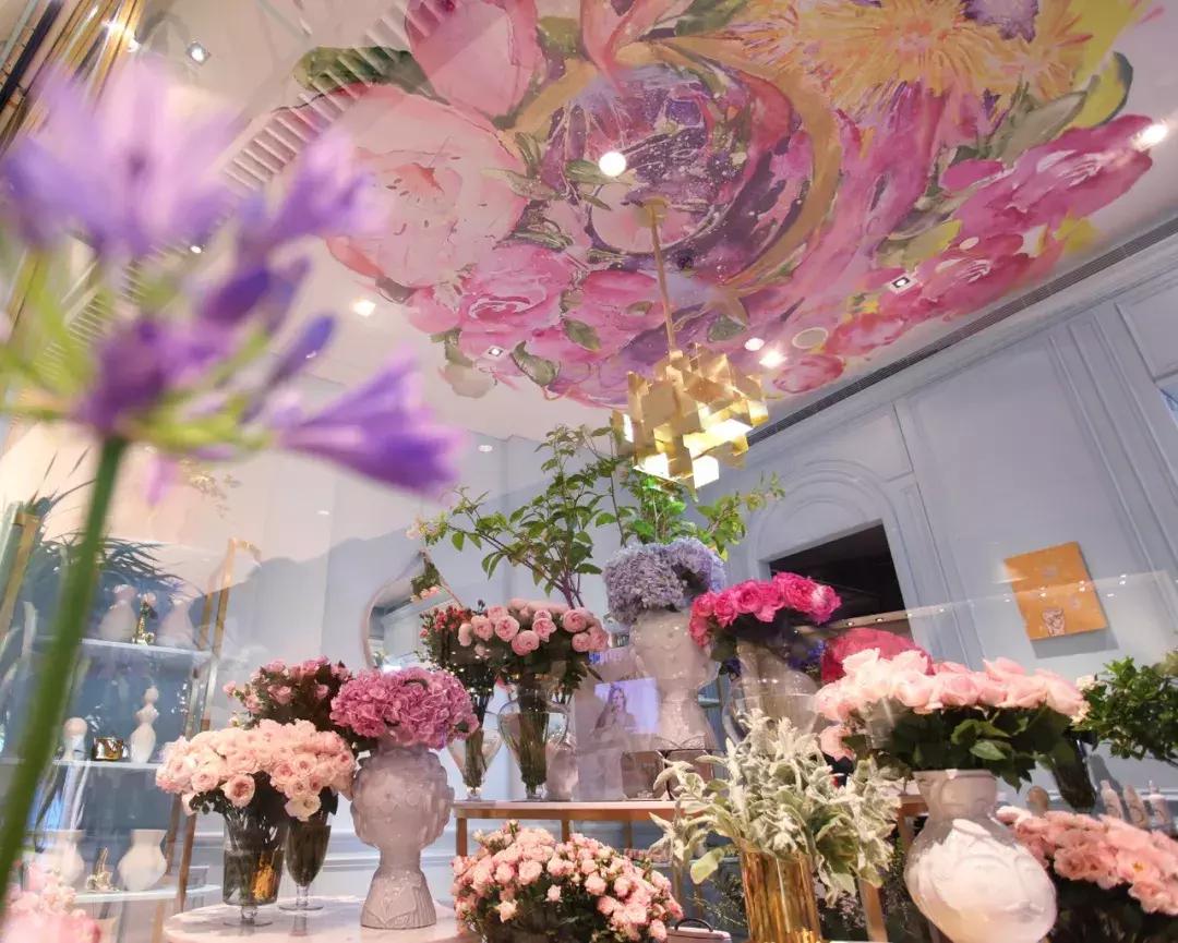 在花园里和鲜花为伴,在花店与鲜花为伴