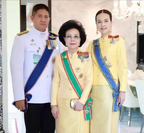 泰国女首富伍伦盼足球,泰国女足总经理伍伦盼写真