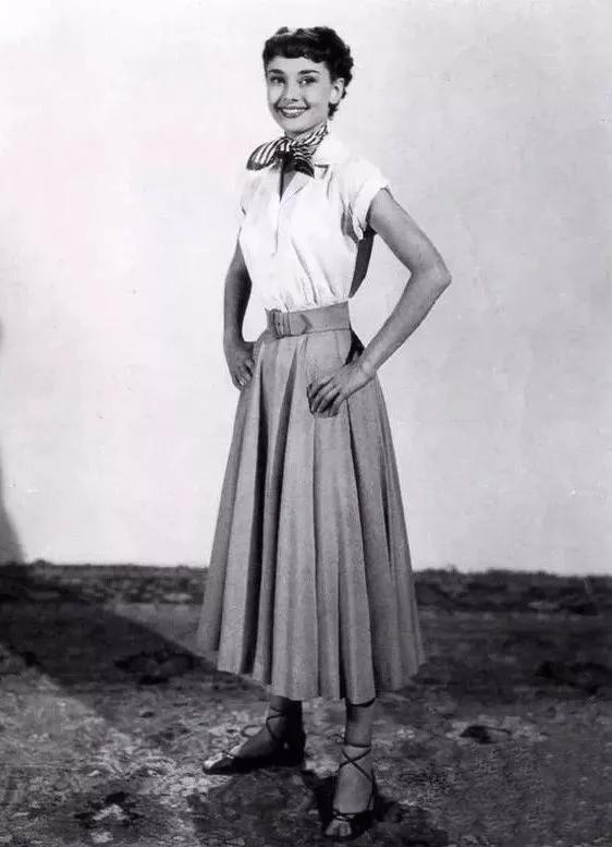 矮个子女生如何穿起来显腿长,小个子女生怎么将长裙穿出高级感