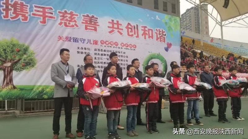 爱心足球慈善公益行走进乡村小学,善举温暖农村留守儿童