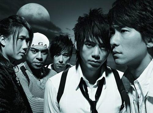 风流倜傥的“信”，肆意游走女人间，49岁和交往17年的女友分手