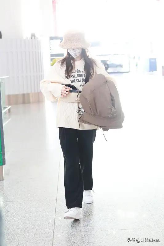 金晨逛完影城太端着,穿大码毛衣配直筒裤走机场,打扮低调过头了