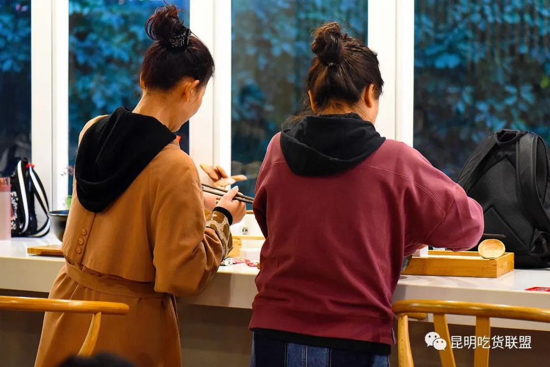 昆明老街附近哪家过桥米线好吃,昆明过桥米线百年老店哪家最正宗