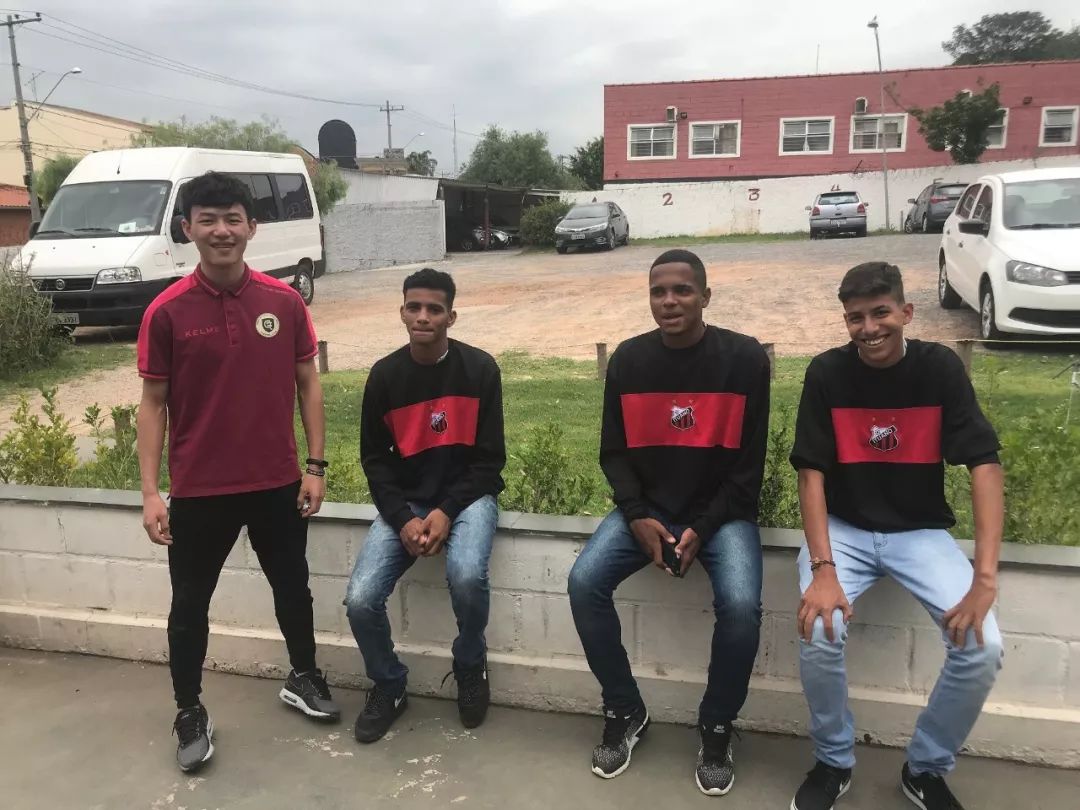 在巴西青训的中国人,日本在巴西踢球的少年