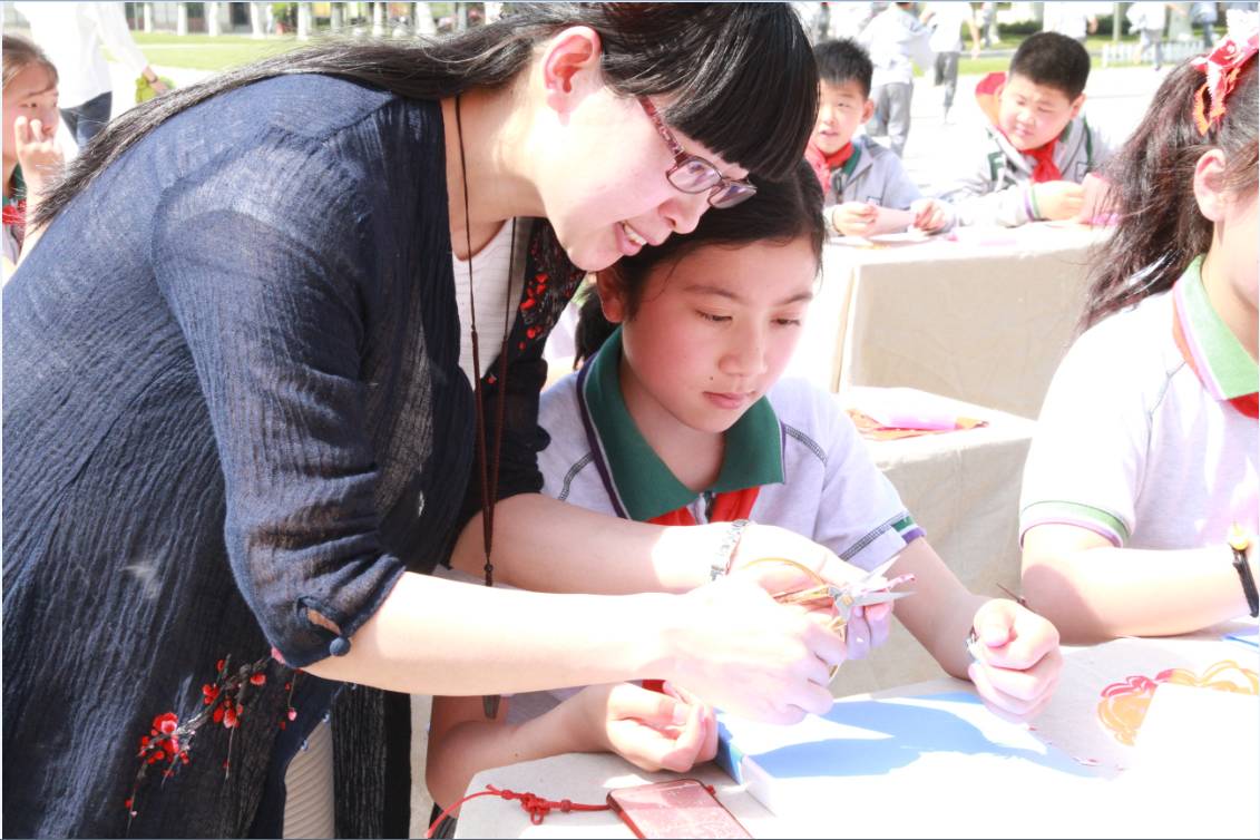 学生发敲打表情后续,学生暴怒反击老师教育