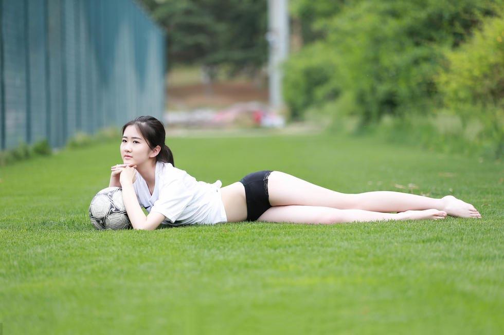 清纯足球宝贝写真女壁纸,高清图活力四射足球宝贝