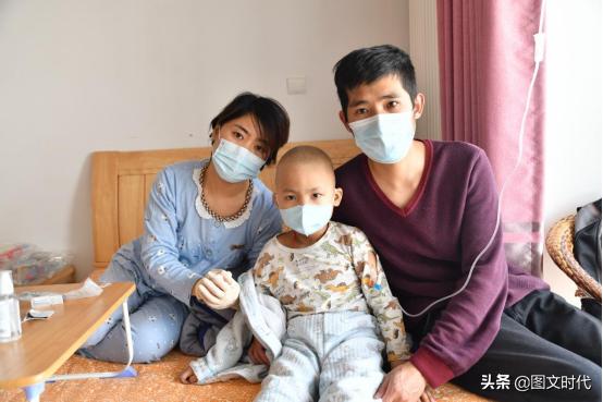 男孩确诊癌症后躺在妈妈怀里痛哭,三岁男童罹患肿瘤之王
