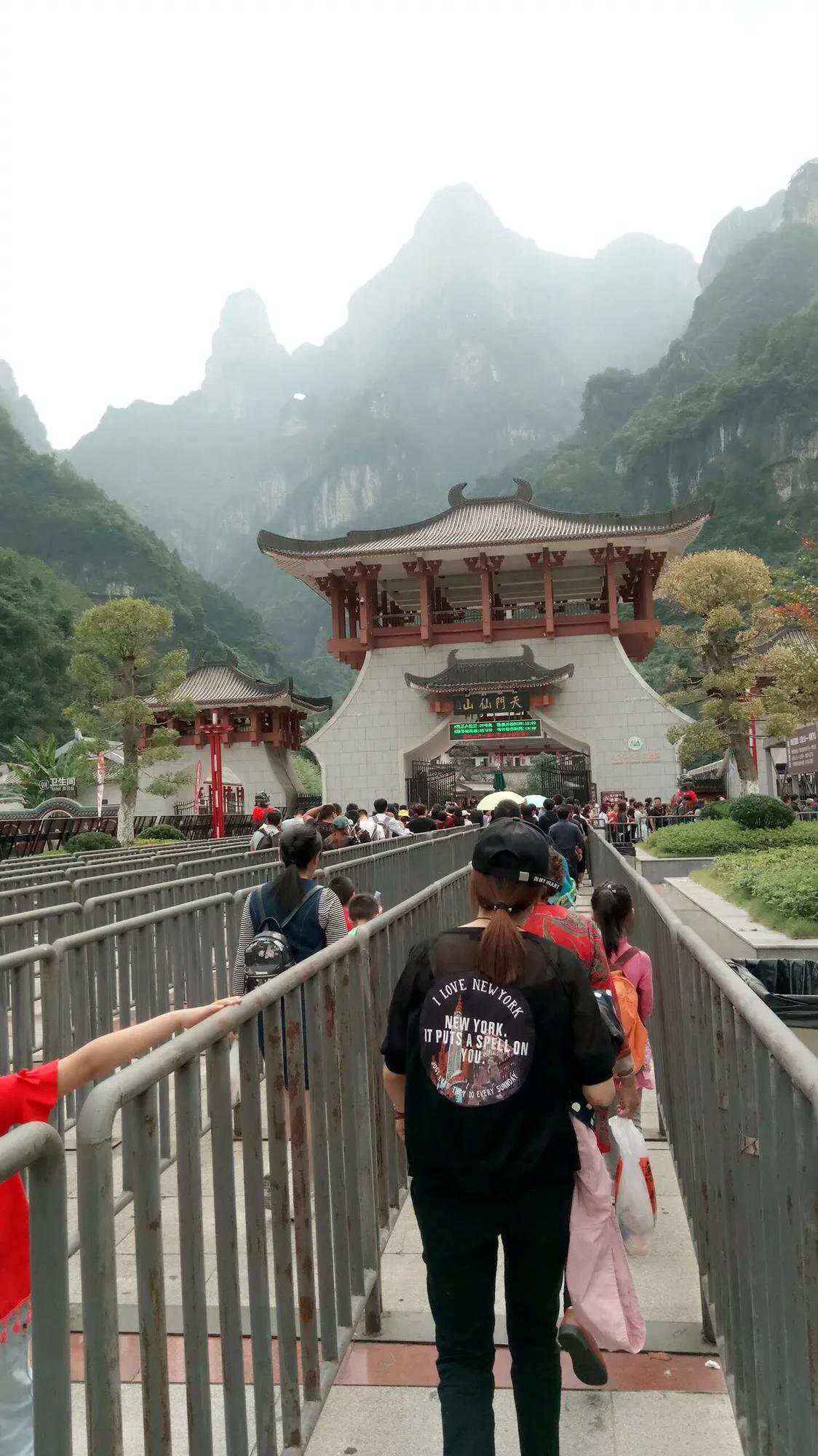 张家界天门山悬崖峭壁的视频,张家界天门山山峰险峻风景秀美