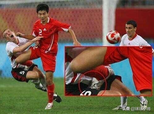 他少小成名,绰号“菜刀后卫”,如今成了天津泰达队的镇队法宝