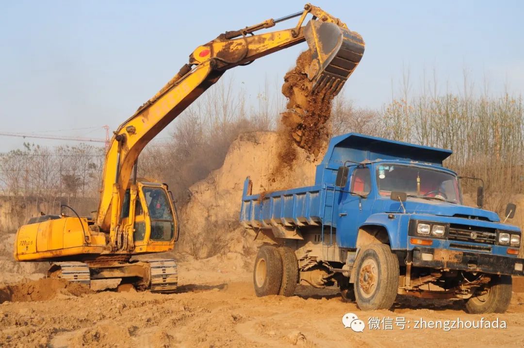 河南学挖掘机培训哪里好,河南挖掘机免费培训学校