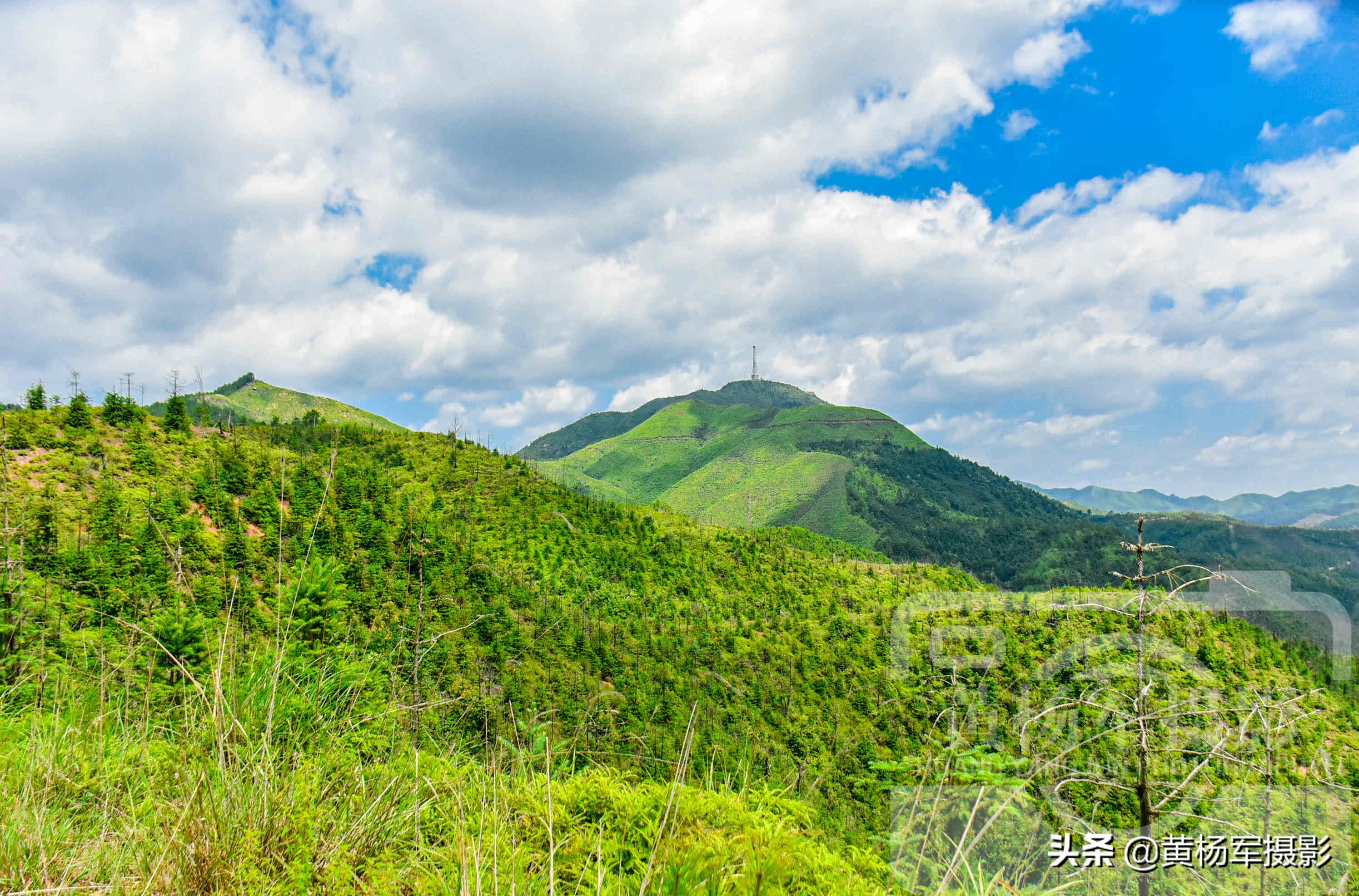 赣州于都县于山的美丽风光，蓝天白云下的绵延青山景色如画，很美