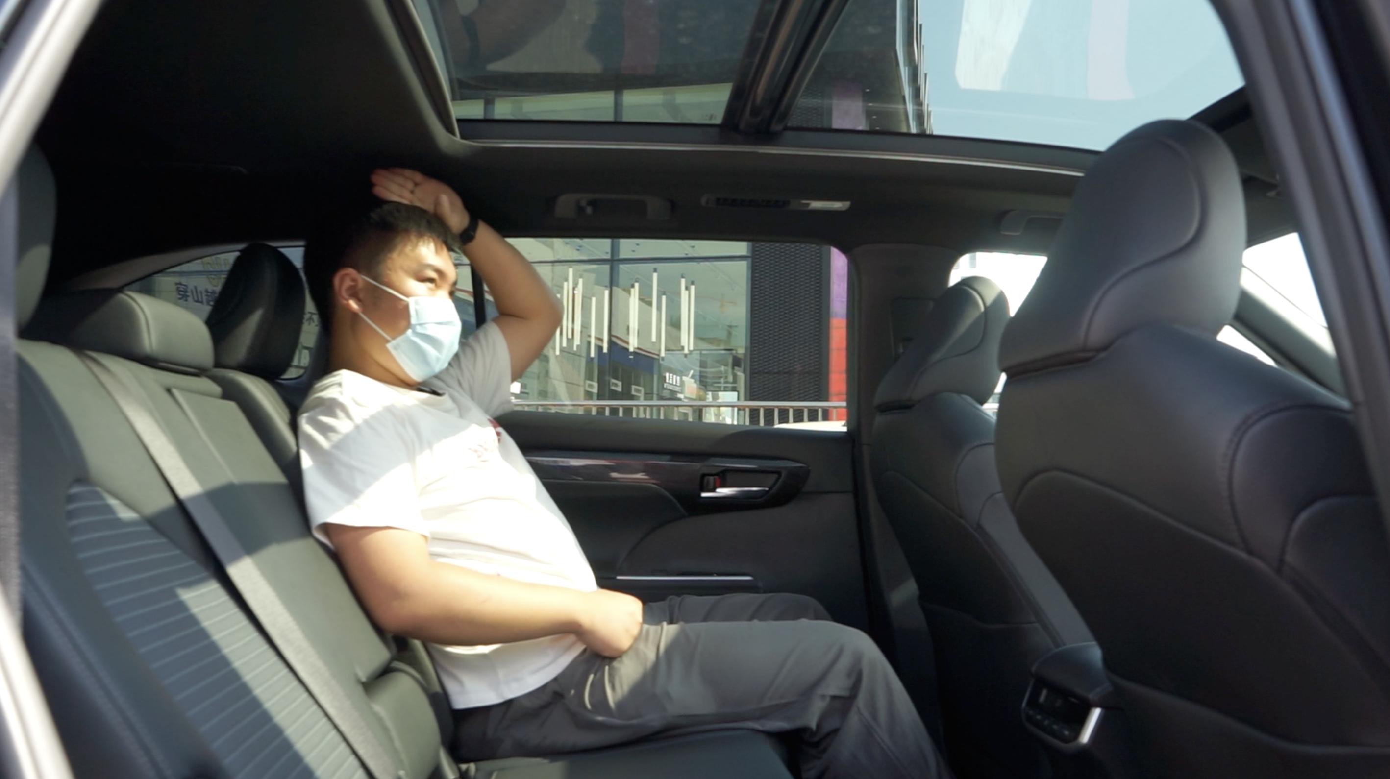 皇冠陆放银色到店实拍,皇冠陆放七座混动版2021长宽高