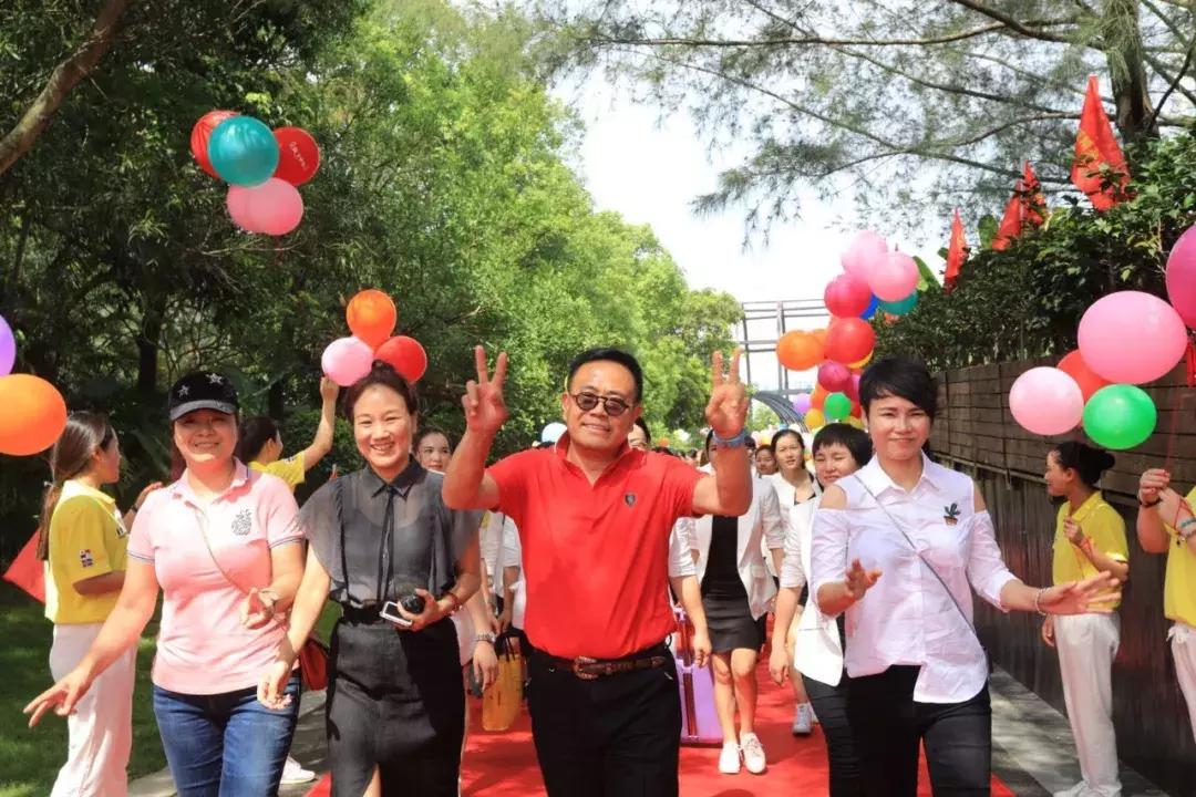 巨邦快乐集结号丨看见了，其中一艘游艇上，是我们的船长大舅哥