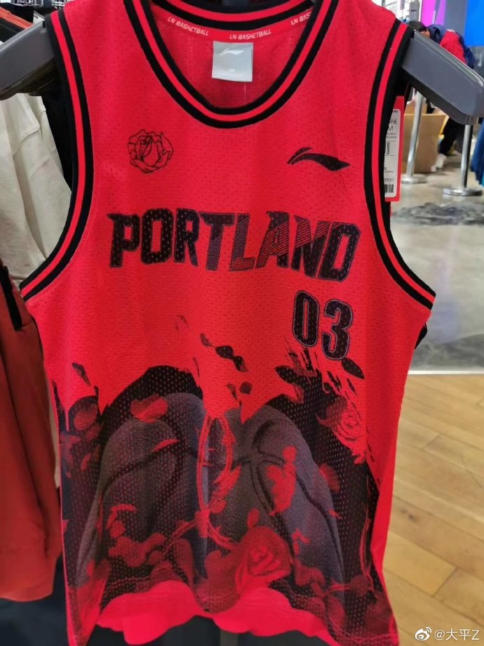 李宁新品惊喜多！韦德8闪电侄子+CJ新装备+联名头盔、耳机曝光