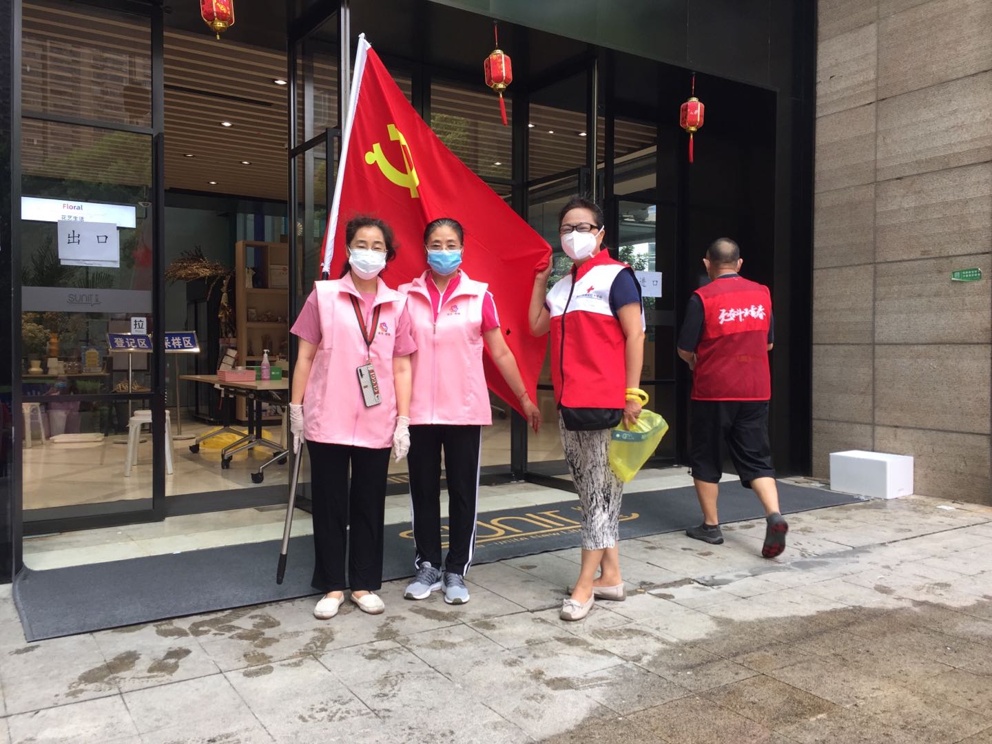 区街新闻｜70多幅照片记录世茂滨江社区辖内志愿者，南京感谢你们