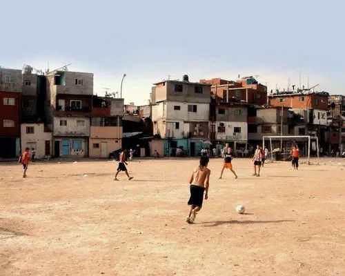 在顶楼天台打球,天台上踢球