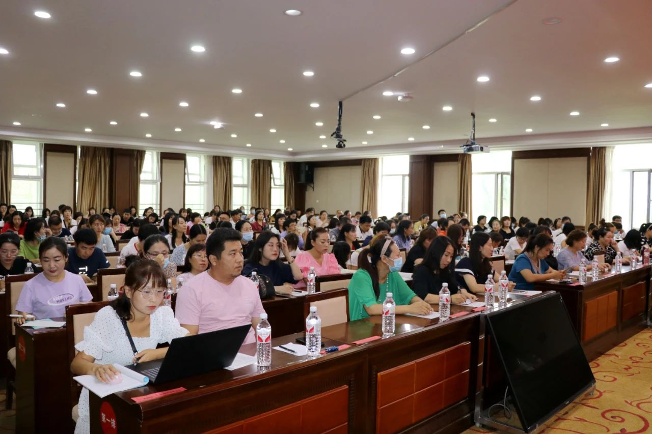 加强师资培训强化队伍建设,加强教育培训提高综合能力