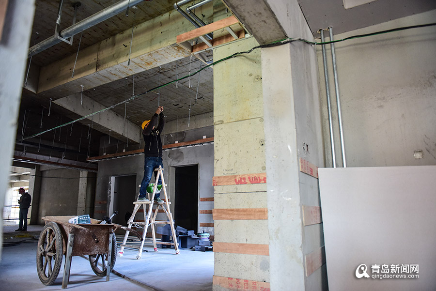 白天拌水泥，晚上写诗歌…青岛这位农民工在地下室写出几十万字小说