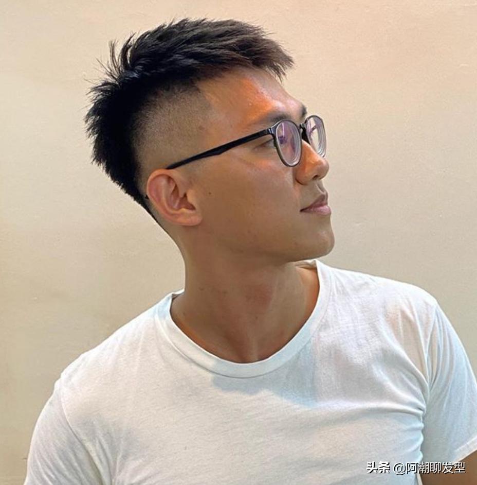 男生发型2020流行发型立着的,男生发型2020流行发型纹理烫教程