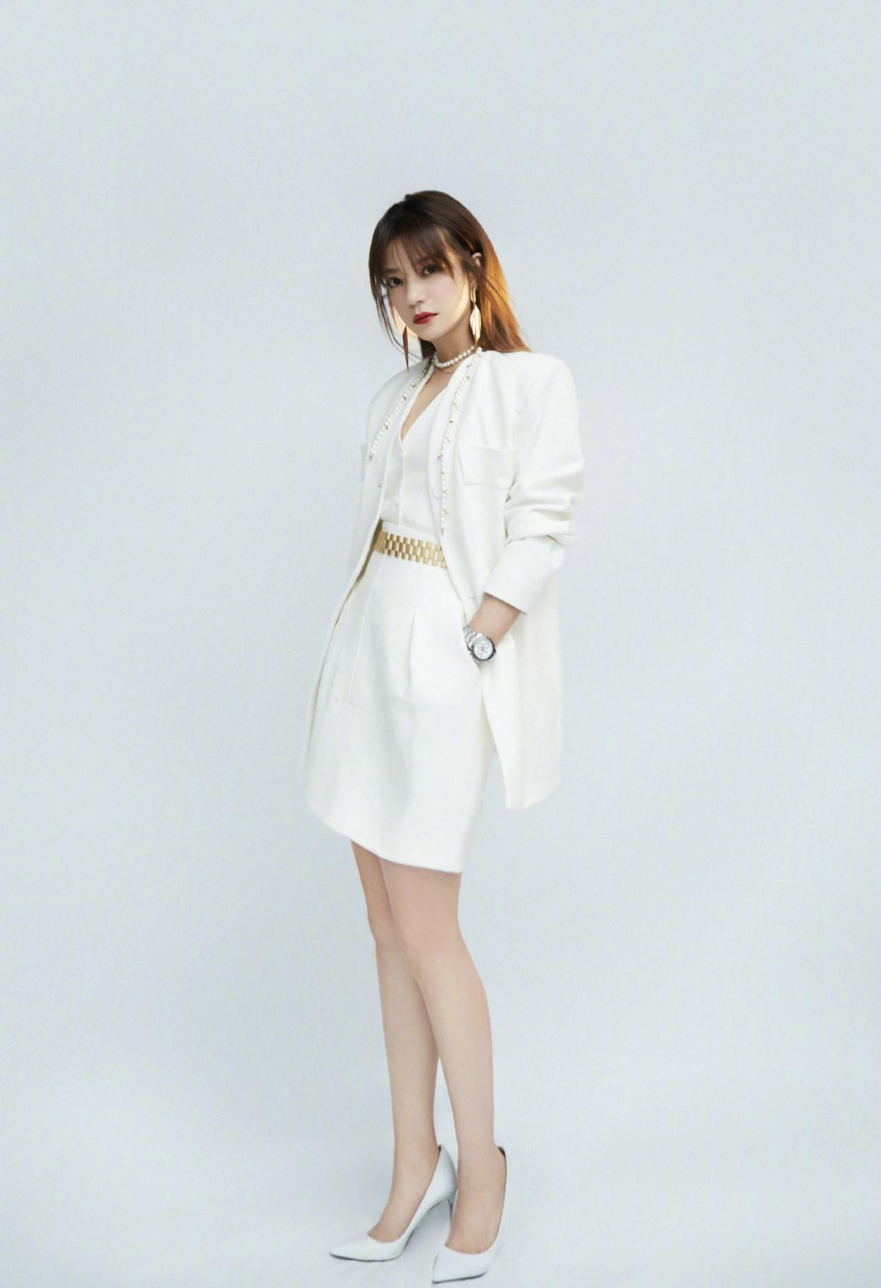 赵薇穿紫色羽绒服,赵薇宽松版衣服