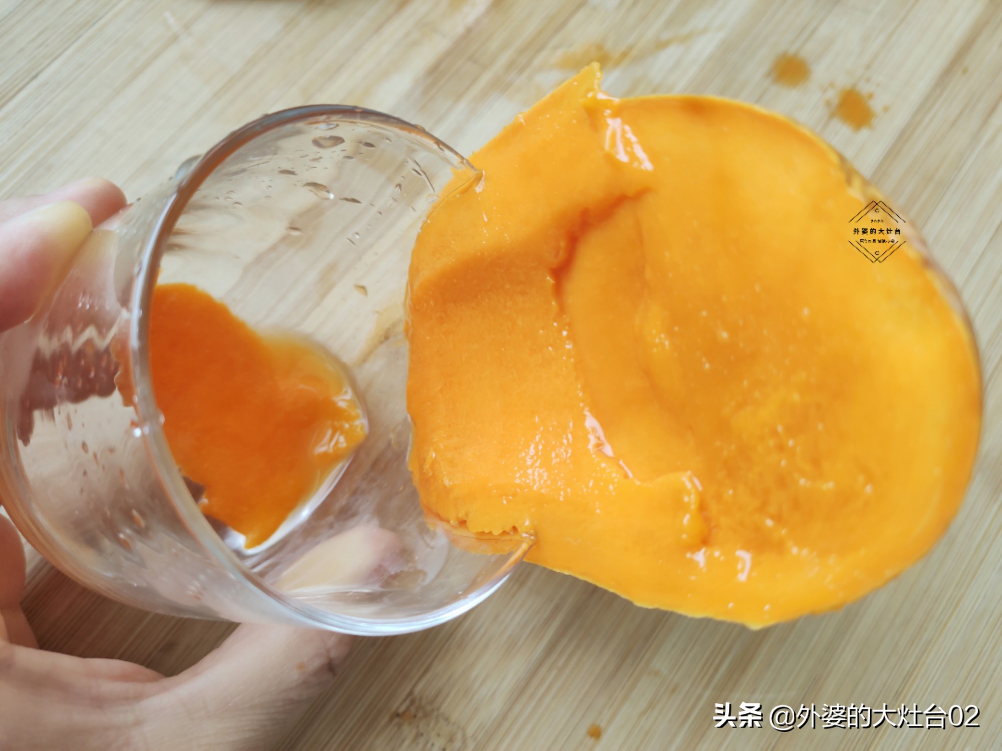 不脏手芒果切法,芒果的切法小妙招不用刀不脏手