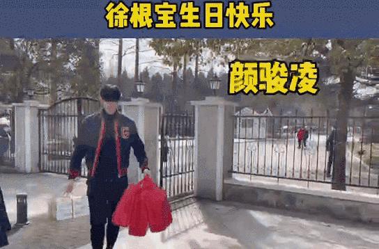 51岁范志毅为恩师庆生,4岁美国籍女儿颜值高,为师公切蛋糕