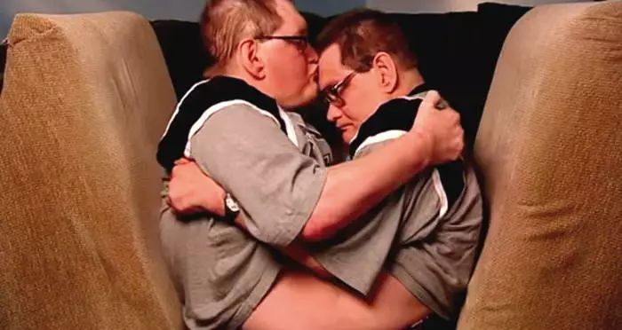 这对要上牛津剑桥的姐妹花,16年前是连体婴!存活率仅百万分之一