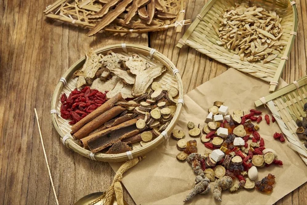 尿黄异味有泡沫是肾有问题吗,尿尿泡沫很多有沉淀物