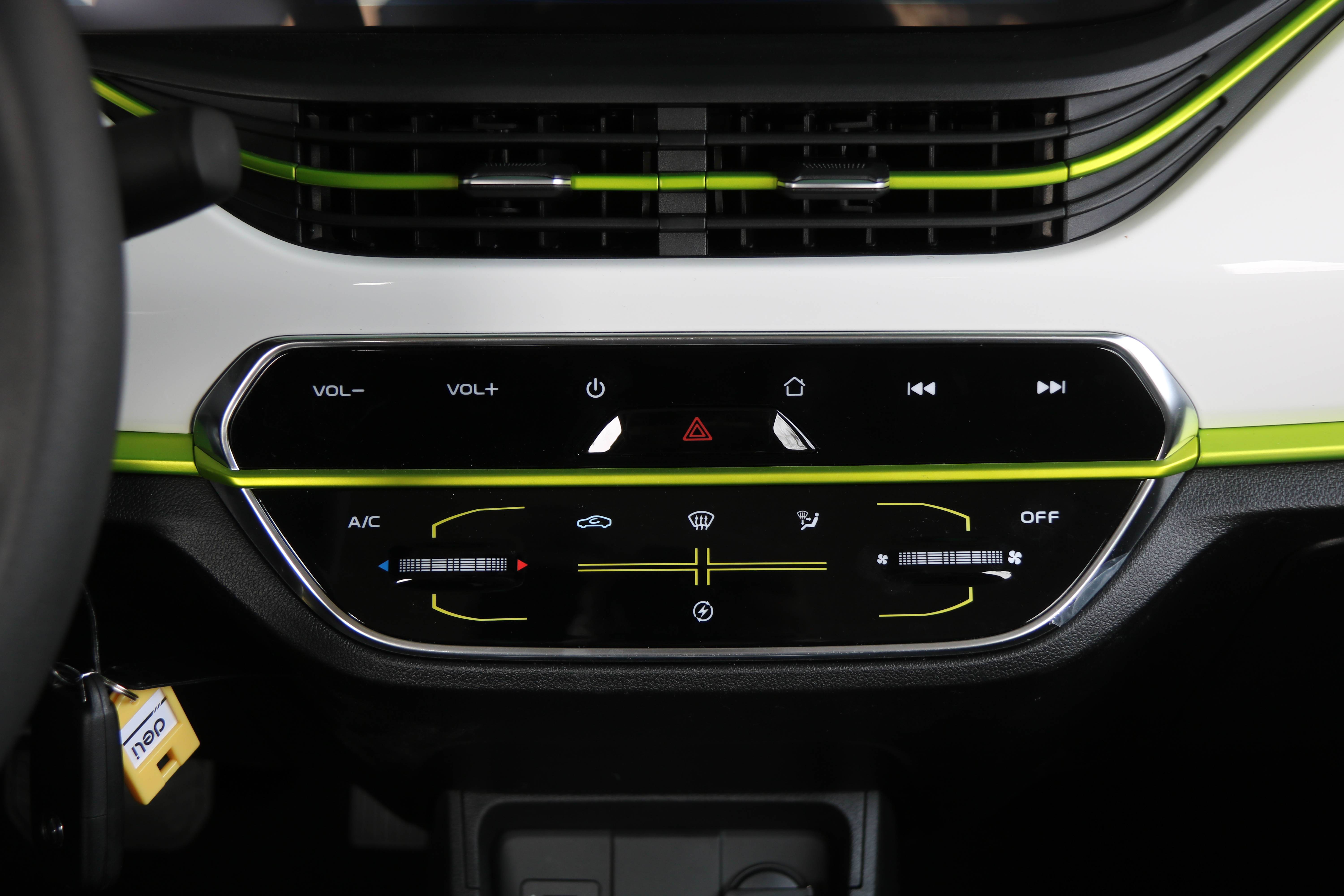 后备箱只放一只鞋,后备箱球鞋