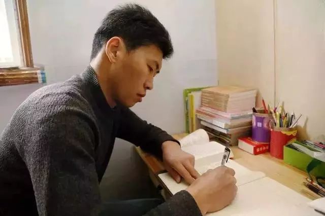 这个把自己”寄“到了人民大会堂的快递小哥,为啥”火“了?