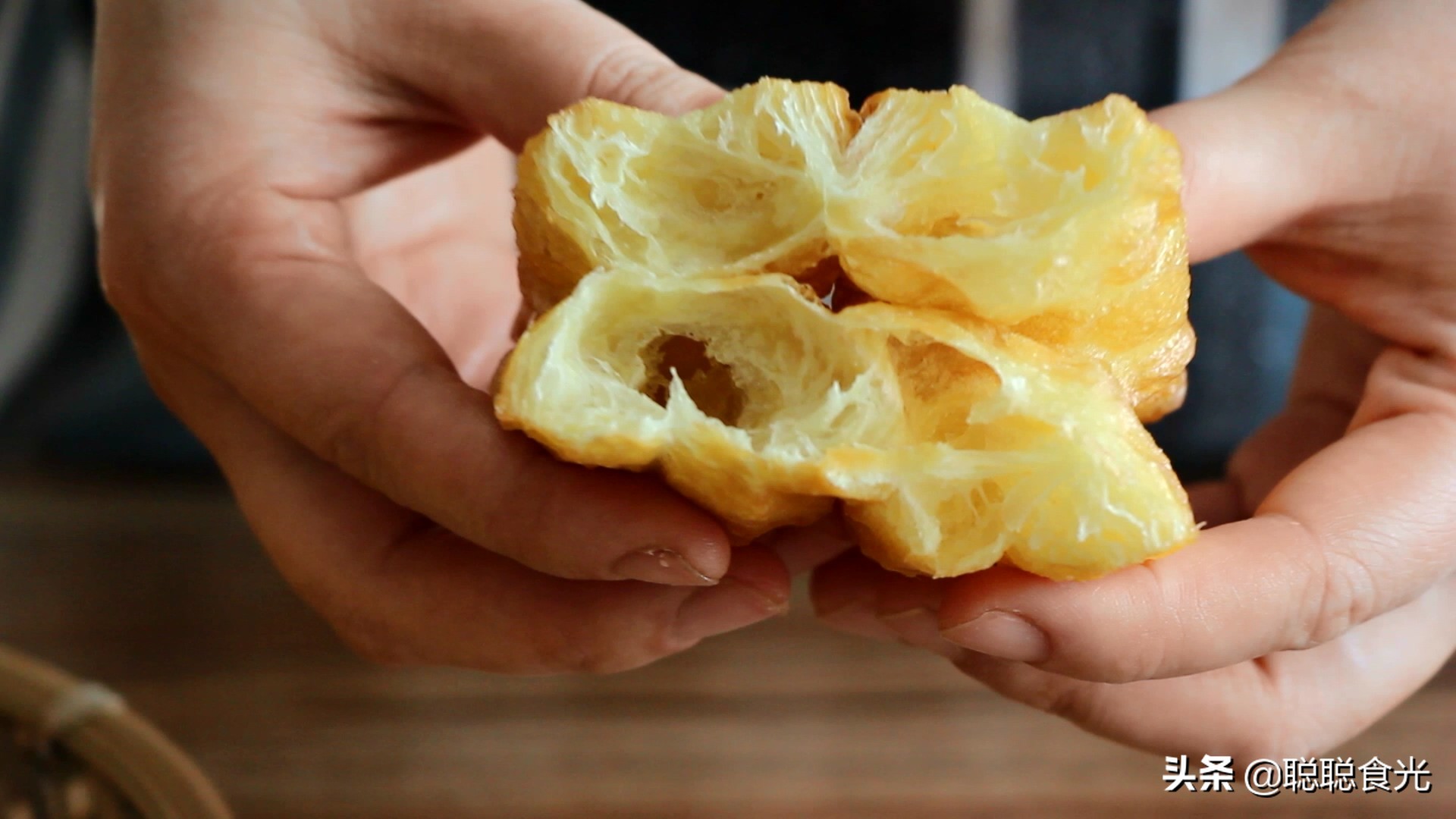 油条怎么炸没有酵母粉,炸油条什么面粉炸出来最酥脆蓬松