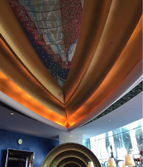 一个人走在异国他乡的路上,一个人行走在沙漠里面