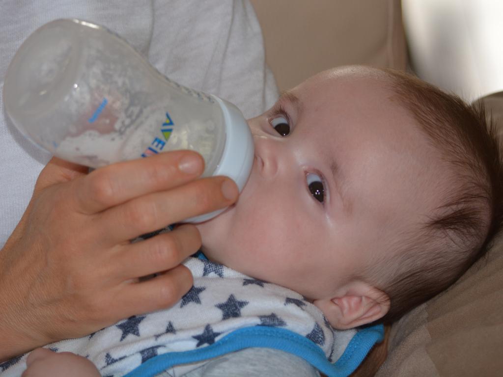 给孩子喂奶时,宝宝经常抚摸妈妈的乳房,这个现象正常吗?