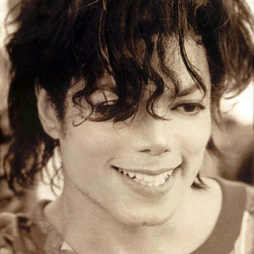 迈克尔·杰克逊演唱会晕倒5000人，死亡23人，他却被控娈童、整容