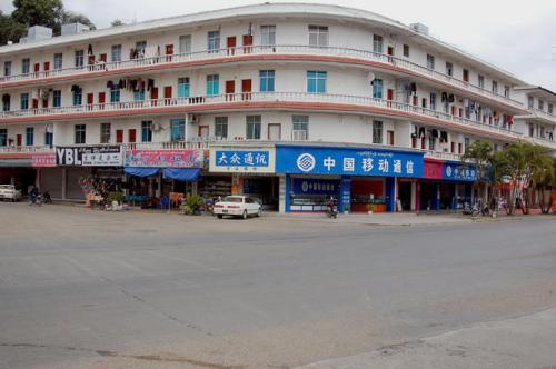 中国西南边贸热闹多,外国人流行讲汉语、用人民币、留学中国。