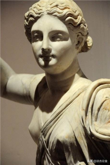 愉快的水面的明镜，还没有映出狄安娜的面影：阿耳忒弥斯神格小考