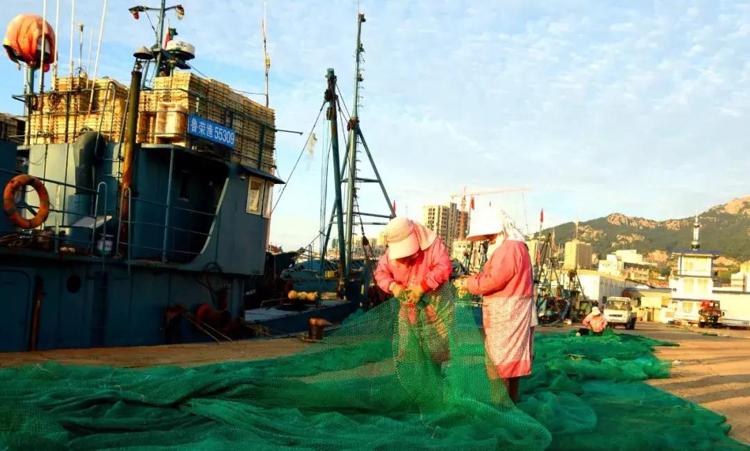 开海在即，威海渔民忙着修船补网，整装待发