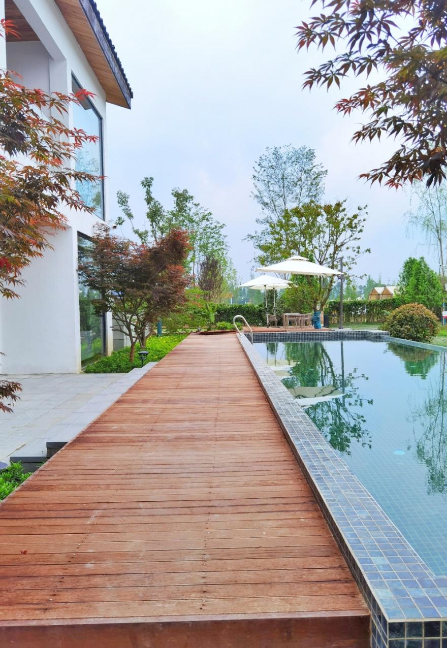 「觅趣小镇新都·原舍绿茵」湖畔泳池，畅玩斑竹园足球音乐小镇