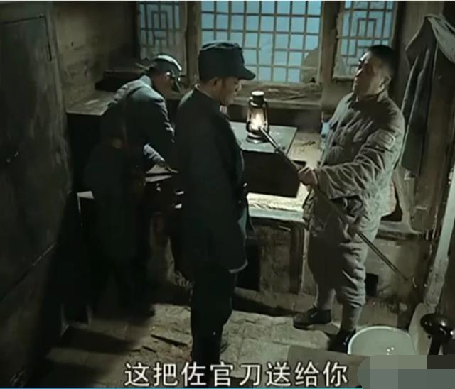 李云龙送楚云飞的佐官刀值钱吗,李云龙拿到勃朗宁手枪