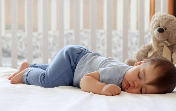 夏天宝宝光脚在地上走有没有危害,夏天宝宝可以光脚走路吗