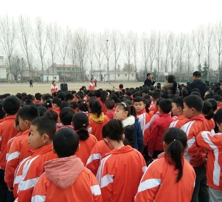 办人民满意的教育学校幼儿园,改善乡村学校环境