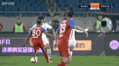 爆头踢足球,踢腿爆头足球视频