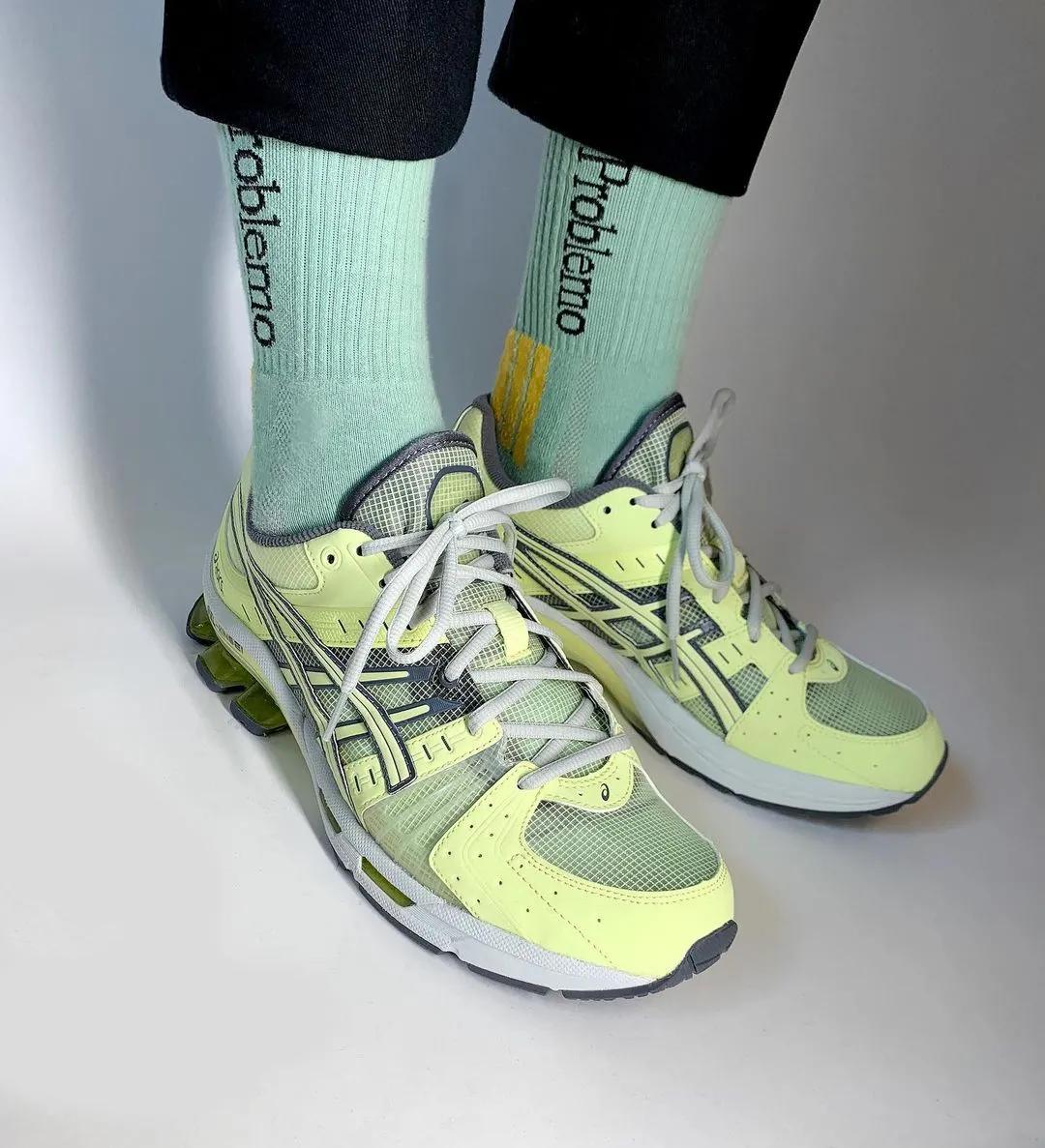 为什么韩国人总能把丑鞋穿成爆款，拍照技巧发色妆容，配饰少不了