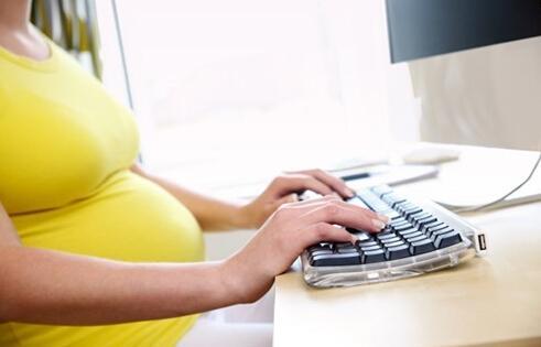 产妇生完孩子为什么会掉头发,产妇生完孩子6小时没排尿正常吗