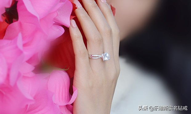 订婚戒指应该戴在哪个手上最好,订婚戒指戴在哪个手指代表什么