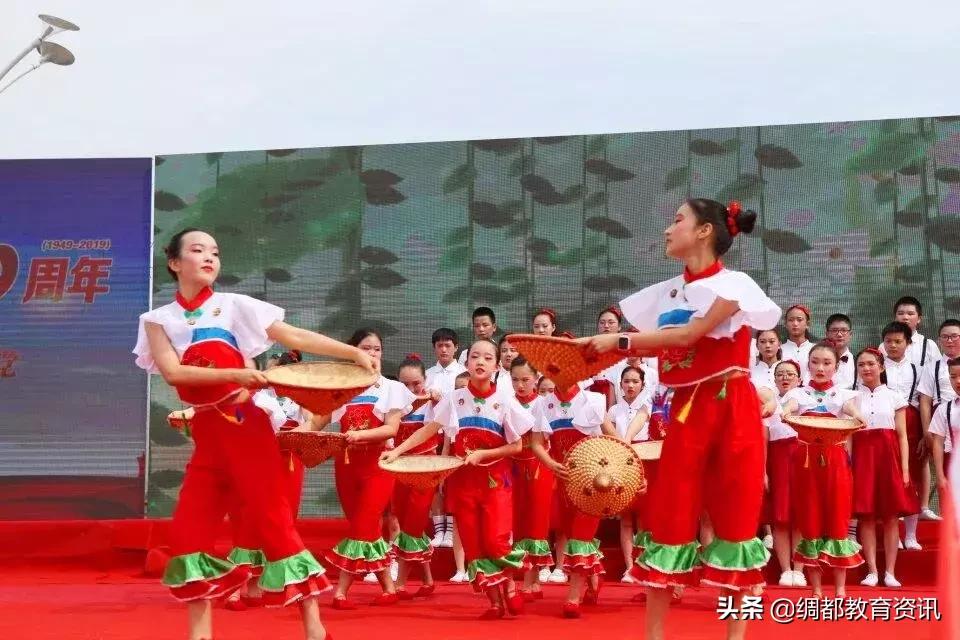 四川南充：高坪七小举行新生入队仪式暨大美南充主题长卷绘画活动